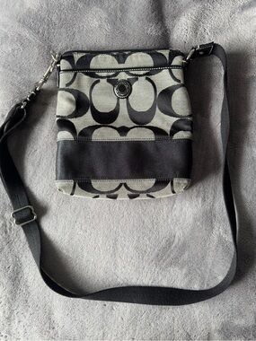 Vtg Coach Black and Gray Signature Crossbody Purse (Coach Bag/Satchel